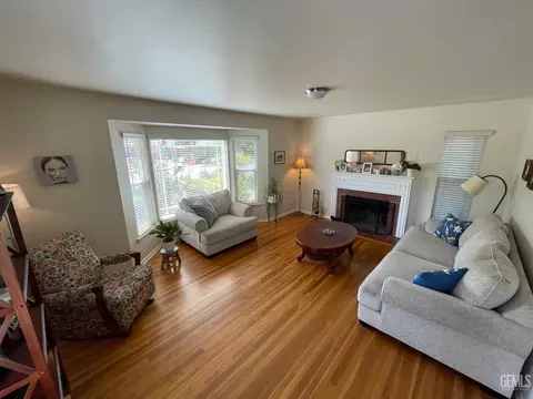 Living - 2537 Pine St, Bakersfield, CA 93301 photo 3 of 9