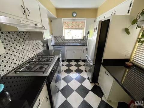 Kitchen - 2537 Pine St, Bakersfield, CA 93301 photo 1 of 4