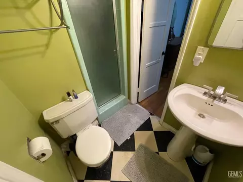 Bath - 2537 Pine St, Bakersfield, CA 93301 photo 1 of 2