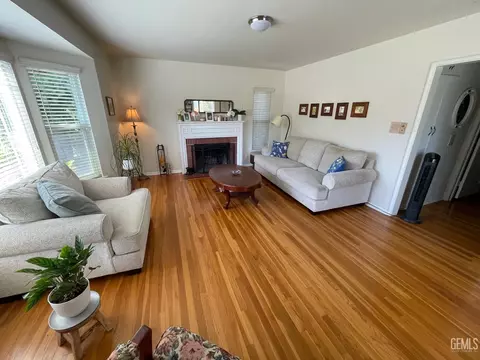 Living - 2537 Pine St, Bakersfield, CA 93301 photo 4 of 9
