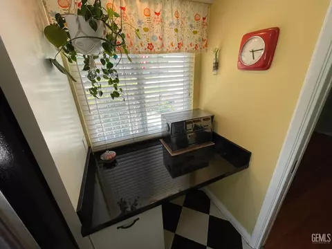 Kitchen - 2537 Pine St, Bakersfield, CA 93301 photo 3 of 4