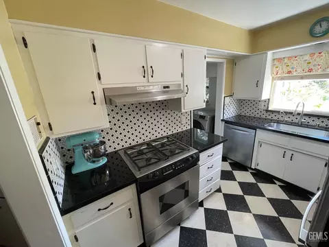 Kitchen - 2537 Pine St, Bakersfield, CA 93301 photo 2 of 4