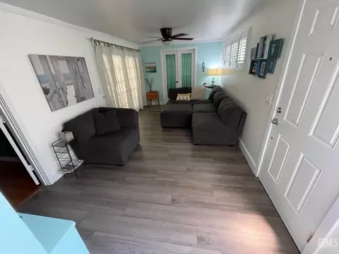 Living - 2537 Pine St, Bakersfield, CA 93301 photo 7 of 9