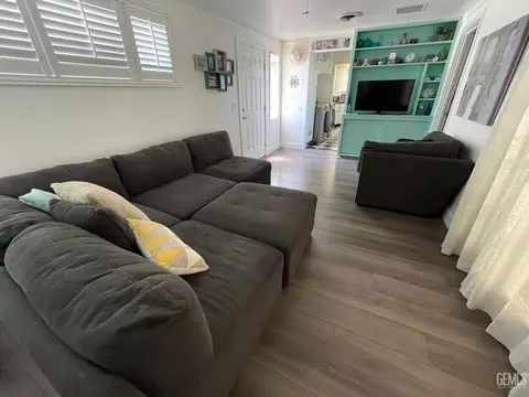 Living - 2537 Pine St, Bakersfield, CA 93301 photo 8 of 9