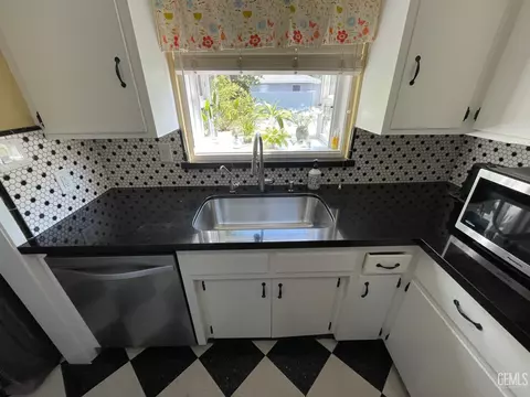 Kitchen - 2537 Pine St, Bakersfield, CA 93301 photo 4 of 4