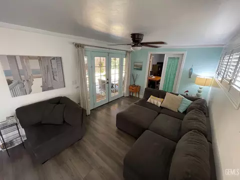 Living - 2537 Pine St, Bakersfield, CA 93301 photo 9 of 9
