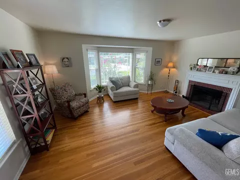 Living - 2537 Pine St, Bakersfield, CA 93301 photo 2 of 9