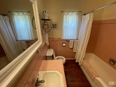 Bath - 2537 Pine St, Bakersfield, CA 93301 photo 2 of 2