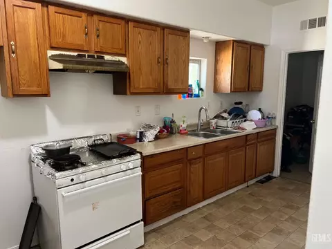 Kitchen - 205 Crystal St, Taft, CA 93268 photo 1 of 2