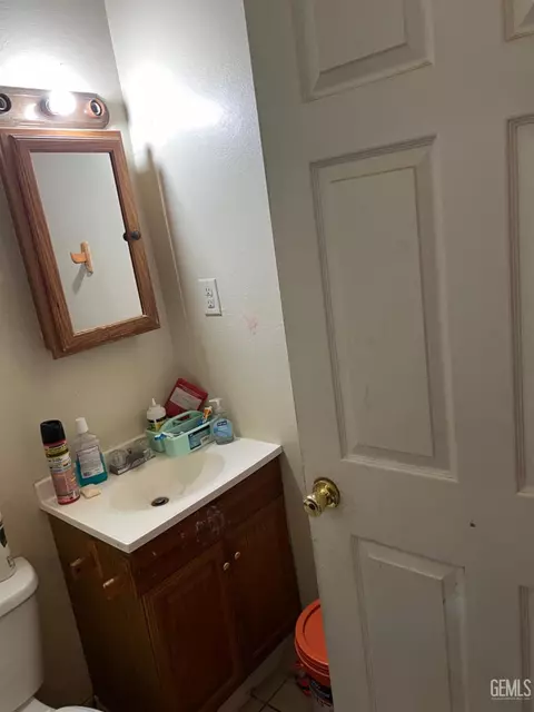 Bath - 205 Crystal St, Taft, CA 93268 photo 1 of 2