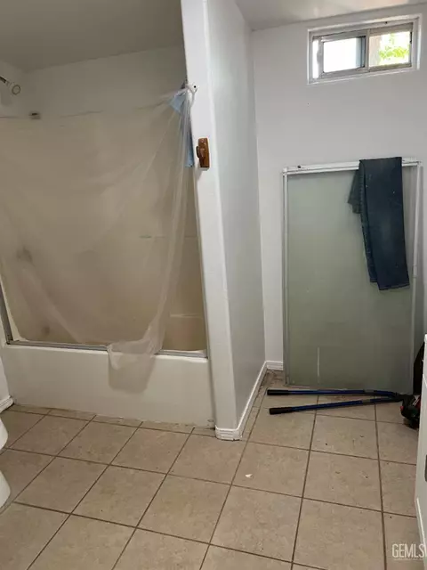 Bath - 205 Crystal St, Taft, CA 93268 photo 2 of 2