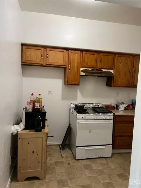 Kitchen - 205 Crystal St, Taft, CA 93268 photo 2 of 2