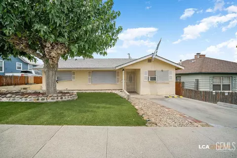 Exterior - 602 B St, Taft, CA 93268 photo 2 of 4