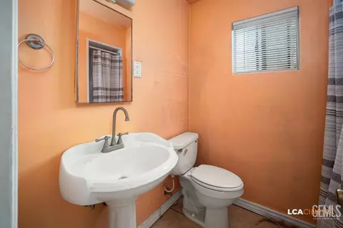 Bath - 602 B St, Taft, CA 93268 photo 1 of 2