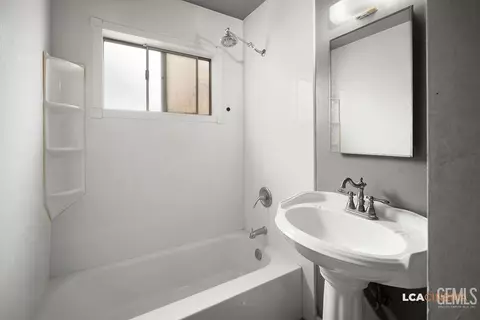 Bath - 602 B St, Taft, CA 93268 photo 2 of 2