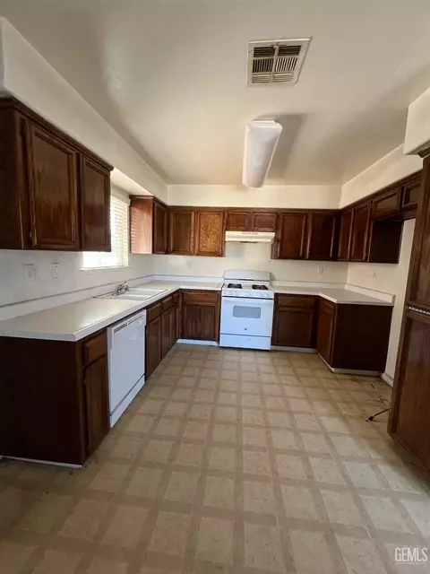 485 Ryan Dr, Shafter, CA 93263 photo 6