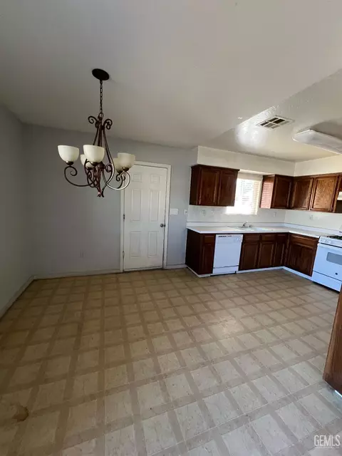 485 Ryan Dr, Shafter, CA 93263 photo 5