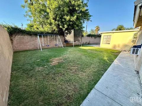 Exterior - 1833 5th Dr, Delano, CA 93215 photo 4 of 5