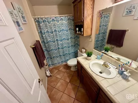 Bath - 1833 5th Dr, Delano, CA 93215 photo 2 of 6