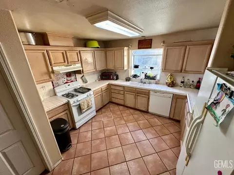 Kitchen - 1833 5th Dr, Delano, CA 93215 photo 1 of 3