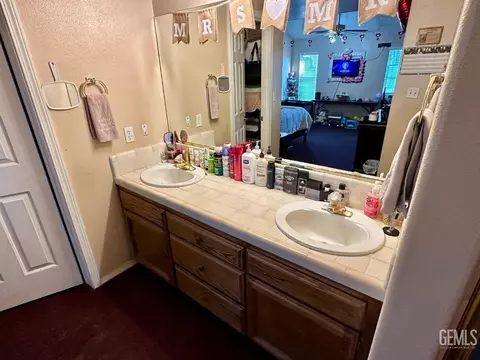 Bath - 1833 5th Dr, Delano, CA 93215 photo 3 of 6