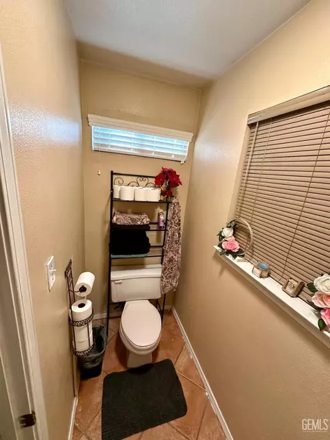 Bath - 1833 5th Dr, Delano, CA 93215 photo 4 of 6