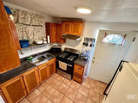 Kitchen - 1833 5th Dr, Delano, CA 93215 photo 3 of 3