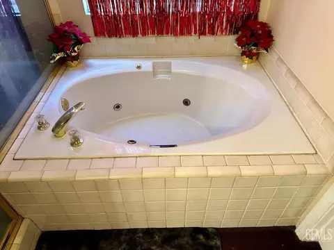 Bath - 1833 5th Dr, Delano, CA 93215 photo 5 of 6