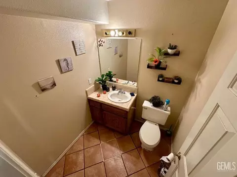 Bath - 1833 5th Dr, Delano, CA 93215 photo 1 of 6