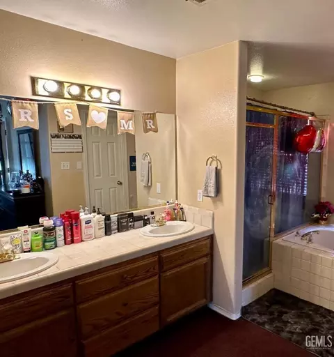 Bath - 1833 5th Dr, Delano, CA 93215 photo 6 of 6