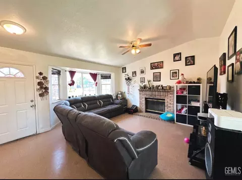 1024 Hazlenut St, Wasco, CA 93280 photo 4