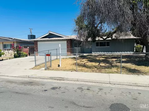 Exterior - 702 Union St, Delano, CA 93215 photo 1 of 8