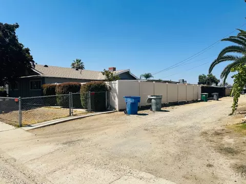 Exterior - 702 Union St, Delano, CA 93215 photo 6 of 8