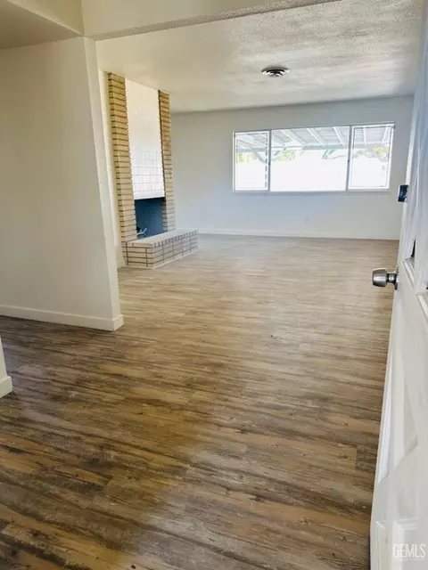 Living - 702 Union St, Delano, CA 93215 photo 1 of 4