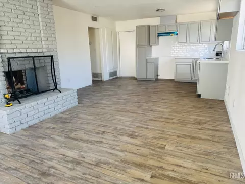 Living - 702 Union St, Delano, CA 93215 photo 3 of 4