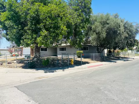 Exterior - 702 Union St, Delano, CA 93215 photo 3 of 8