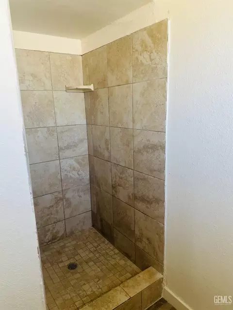Bath - 702 Union St, Delano, CA 93215 photo 2 of 4