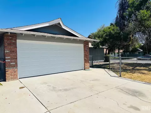 Exterior - 702 Union St, Delano, CA 93215 photo 2 of 8