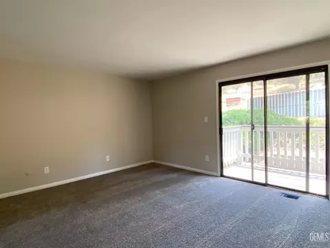 Living - 26720 Columbia Way, Tehachapi, CA 93561 photo 4 of 5
