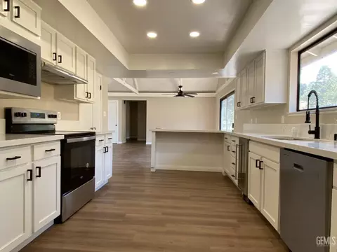 Kitchen - 26720 Columbia Way, Tehachapi, CA 93561 photo 3 of 3