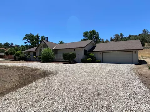 Exterior - 26720 Columbia Way, Tehachapi, CA 93561 photo 3 of 4