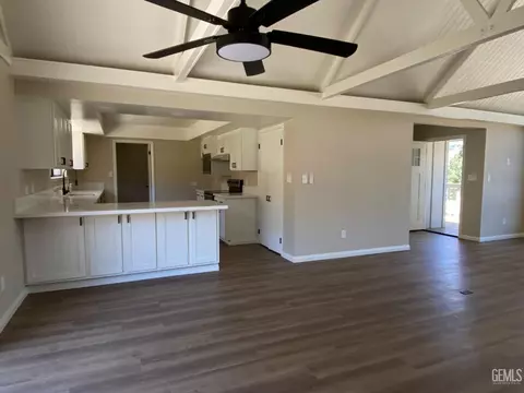 Living - 26720 Columbia Way, Tehachapi, CA 93561 photo 3 of 5