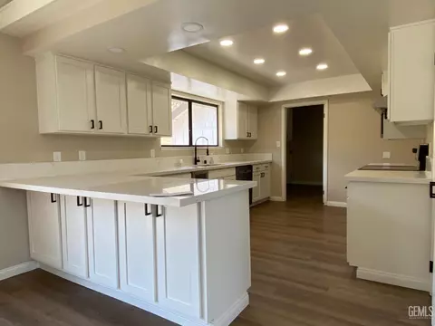 Kitchen - 26720 Columbia Way, Tehachapi, CA 93561 photo 1 of 3