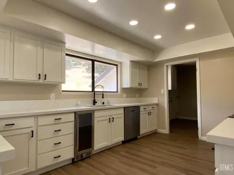 Kitchen - 26720 Columbia Way, Tehachapi, CA 93561 photo 2 of 3