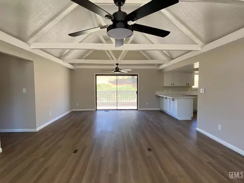Living - 26720 Columbia Way, Tehachapi, CA 93561 photo 2 of 5