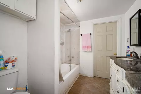 Bath - 107 Madison St, Taft, CA 93268 photo 1 of 2