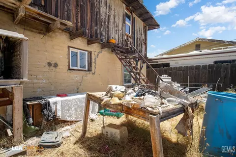 Exterior - 107 Madison St, Taft, CA 93268 photo 6 of 6