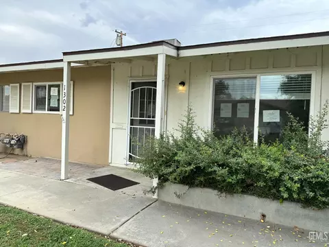 1302 Thunderbird St, Bakersfield, CA 93309