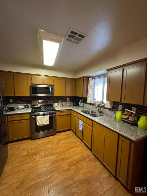 2008 Freeman Dr, Arvin, CA 93203 photo 3