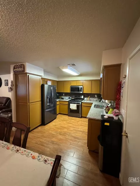 2008 Freeman Dr, Arvin, CA 93203 photo 4